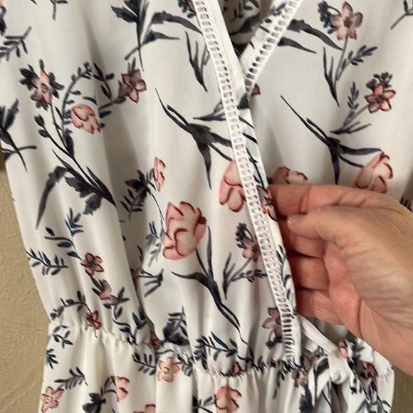 Sienna Sky mock wrap dress white w/flowers flutter sleeves lined bottom size S - Picture 5 of 15